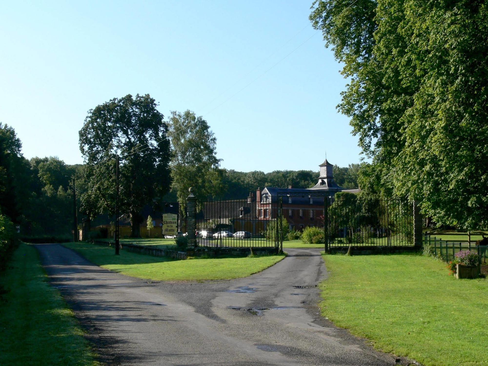 Logis - Chateau De La Motte - Hotel & Restaurant Liessies Exterior photo